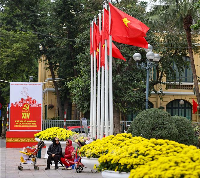 Bên Hoàn Kiếm được trang trí cờ, pano chào mừng Đại hội đại biểu toàn quốc lần thứ XIV của Đảng. Ảnh: Thanh Tùng - TTXVN